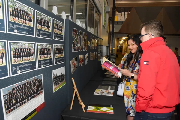 Alumni students looking through pats yearbooks